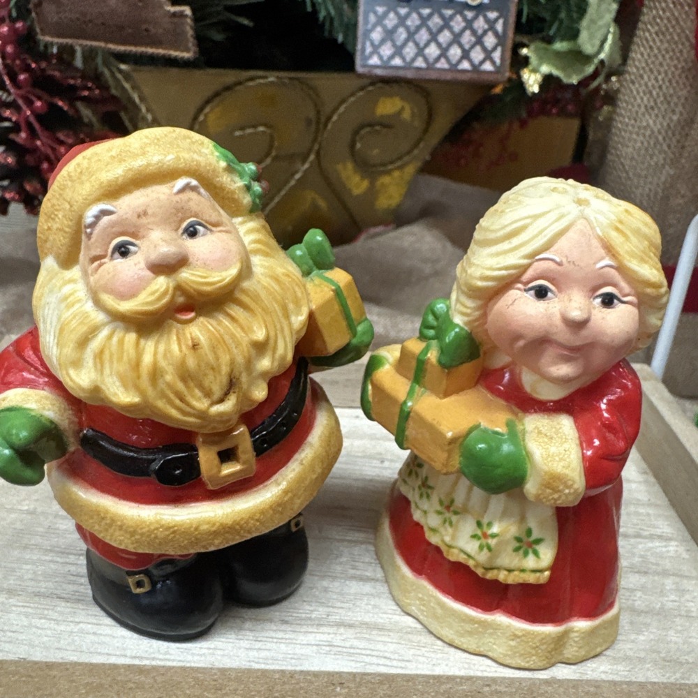 PURGE Hallmark Cards Mr & Mrs Santa Claus Christmas Salt-Pepper Shakers Set VTG